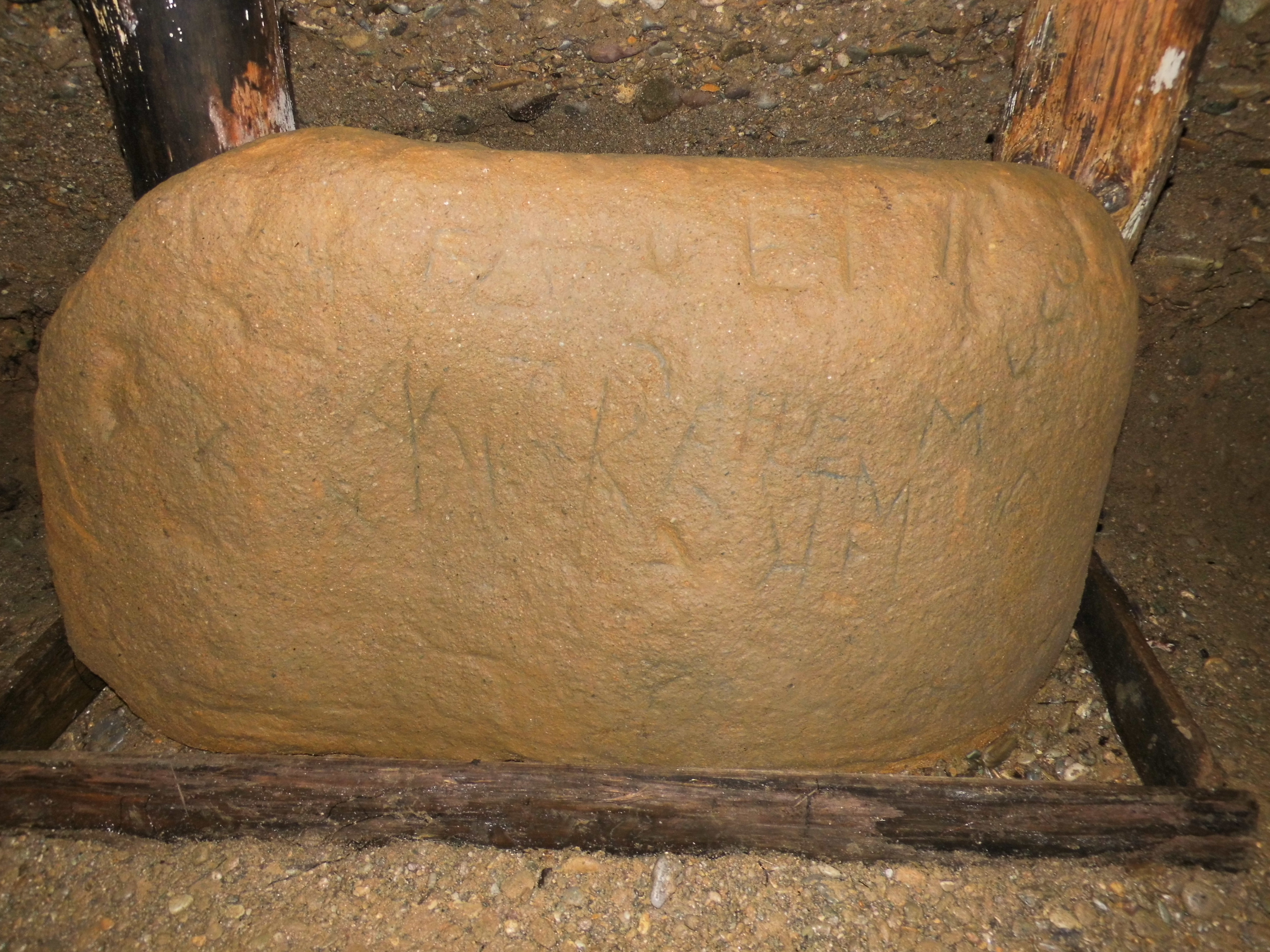 Megalith in Ravne Tunneln mit Runen und runenähnlicher Beschriftung